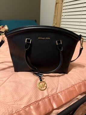 Michael Kors Yara Large Satchel handbag in black leather with gold-tone hardware